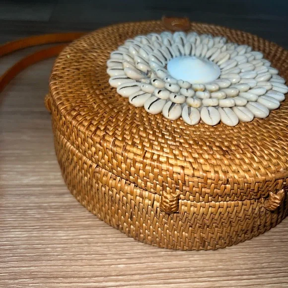 Street Level Round Wicker Seashell Crossbody Straw Bag - Picture 10 of 11